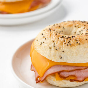Bagel mit Cheddar und Schinken