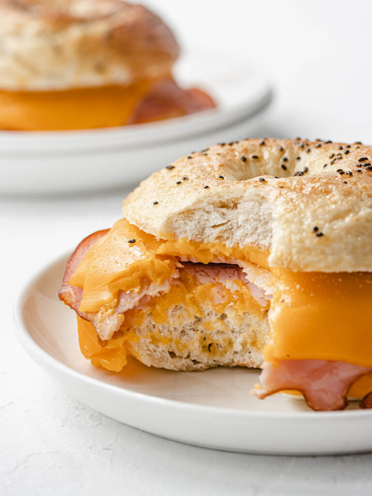 Bagel mit Cheddar und Schinken – original New Yorker Frühstücks-Sandwich