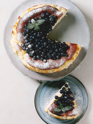Basque Burnt Cheesecake Rezept mit Heidelbeeren – original Tarta de Queso aus San Sebastian