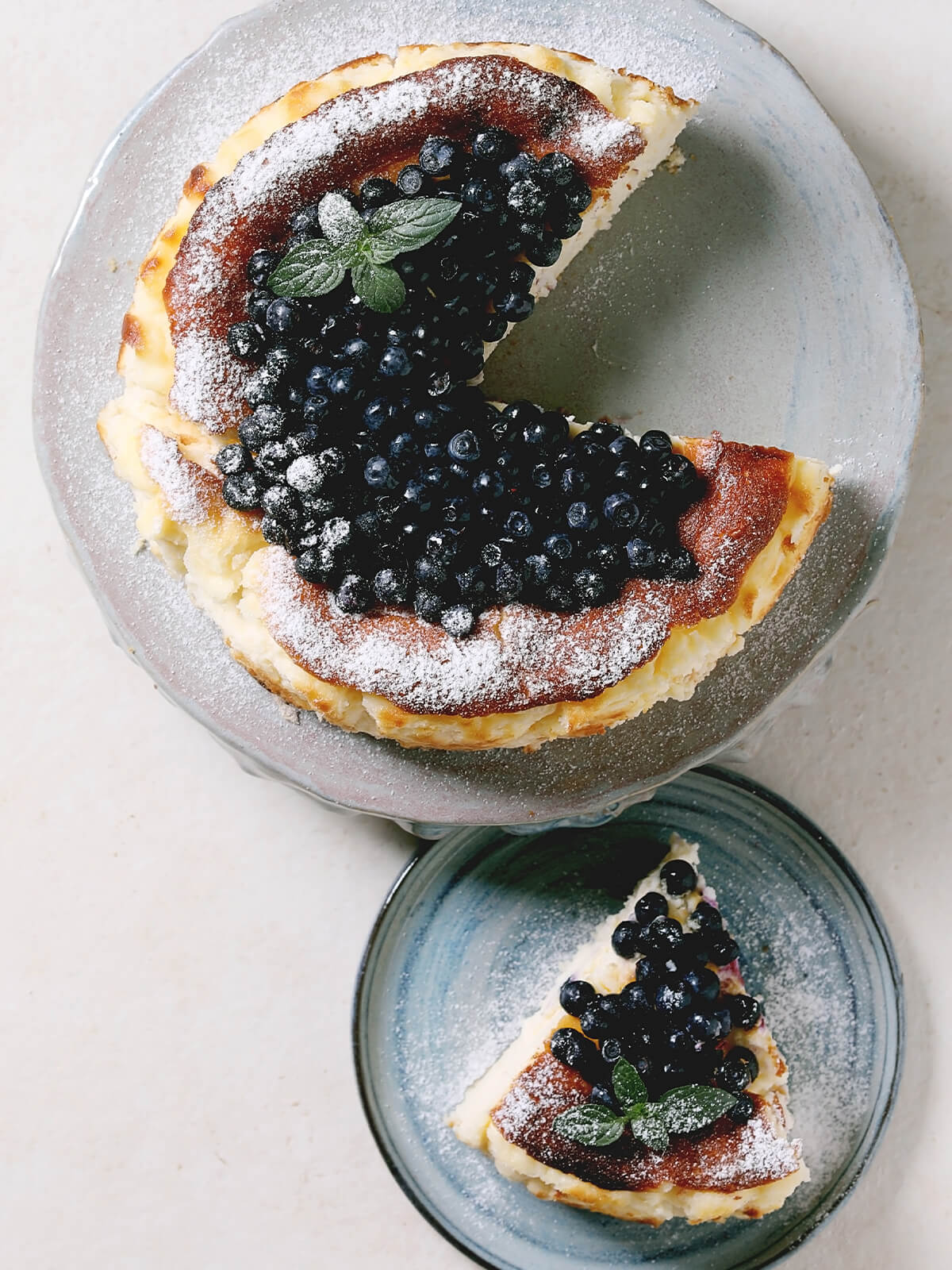 Basque Burnt Cheesecake Rezept mit Heidelbeeren – original Tarta de Queso aus San Sebastián