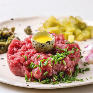 Beef Tartare Rezept – klassisches Rindertatar mit Wachtelei, Kapern und Cornichons