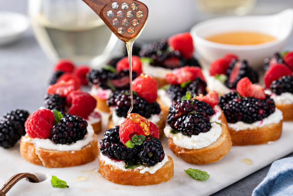 Beeren-Bruschetta Rezept mit Ziegenkäse, Minze und Honig
