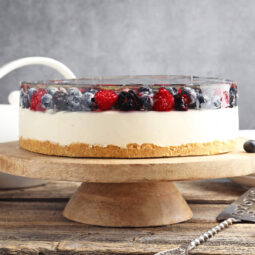 Cremige Frischkäse-Torte mit Knusperboden und Gelee-Topping