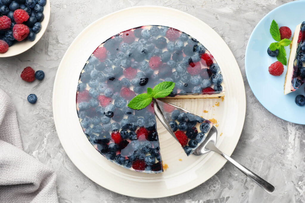 Cremige Frischkäse-Torte mit Knusperboden und Gelee-Topping