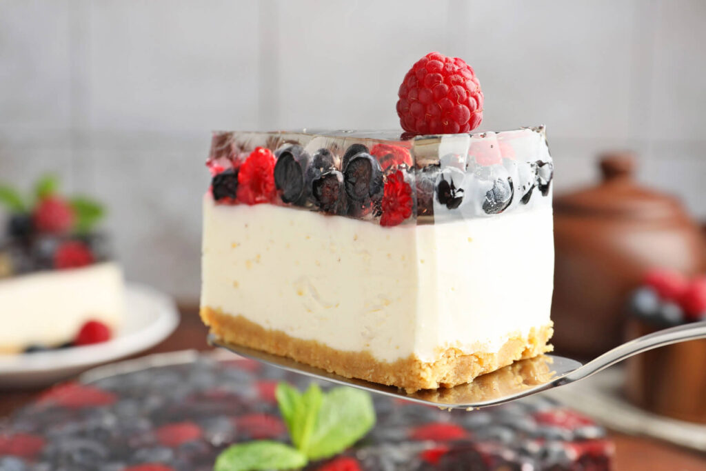 Cremige Frischkäse-Torte mit Knusperboden und Gelee-Topping