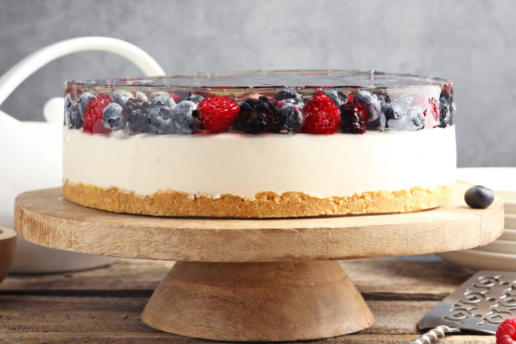 Cremige Frischkäse-Torte mit Knusperboden und Gelee-Topping