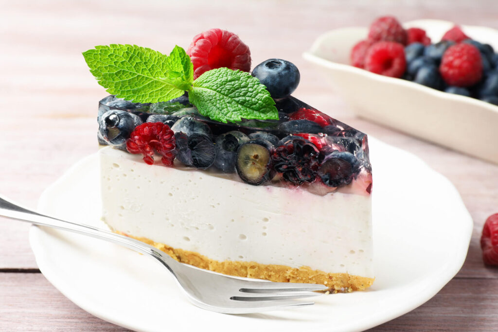 Cremige Frischkäse-Torte mit Knusperboden und Gelee-Topping