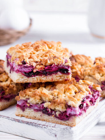 Beeren-Streuselschnitten mit Beerenfüllung