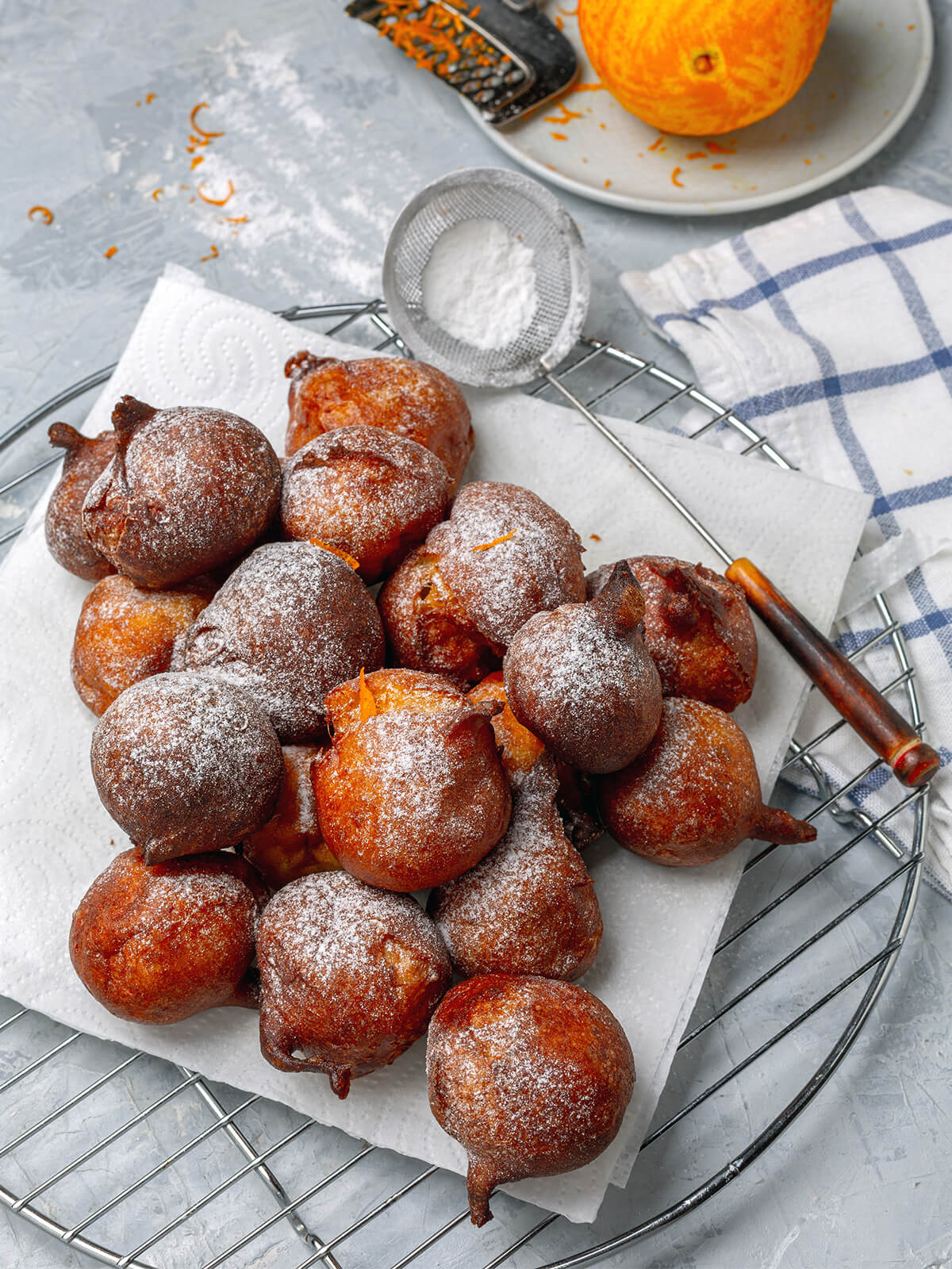 Stapel goldbrauner französischer Beignets mit Puderzucker