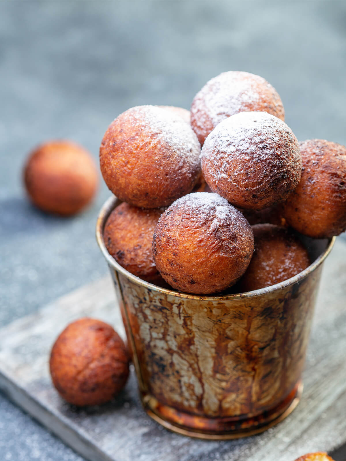 Goldbraune französische Beignets mit Puderzucker auf einem Teller