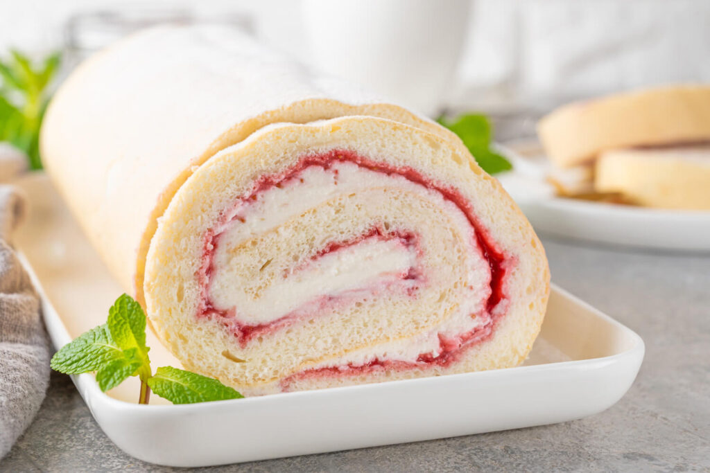 Biskuitrolle mit Erdbeermarmelade und Sahne
