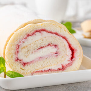 Biskuitrolle mit Erdbeermarmelade und Sahne