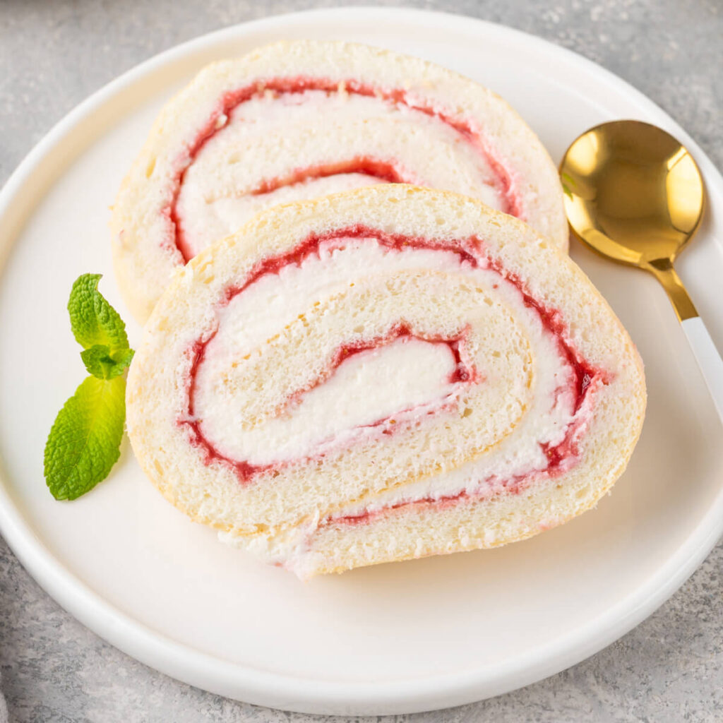 Biskuitrolle Scheibe mit Sahne und Marmelade