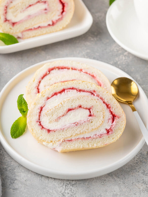 Biskuitrolle mit Erdbeermarmelade und Sahne Anschnitt