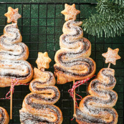 Blätterteig-Tannenbäume mit Schokoladenfüllung – Knusprige Weihnachtsbäumchen am Stiel