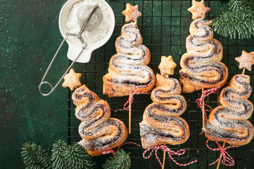 Blätterteig-Tannenbäume mit Schokoladenfüllung – Knusprige Weihnachtsbäumchen am Stiel