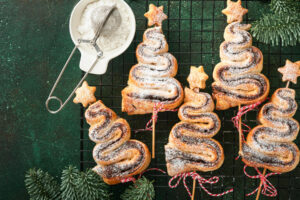 Blätterteig-Tannenbäume mit Schokoladenfüllung – Knusprige Weihnachtsbäumchen am Stiel
