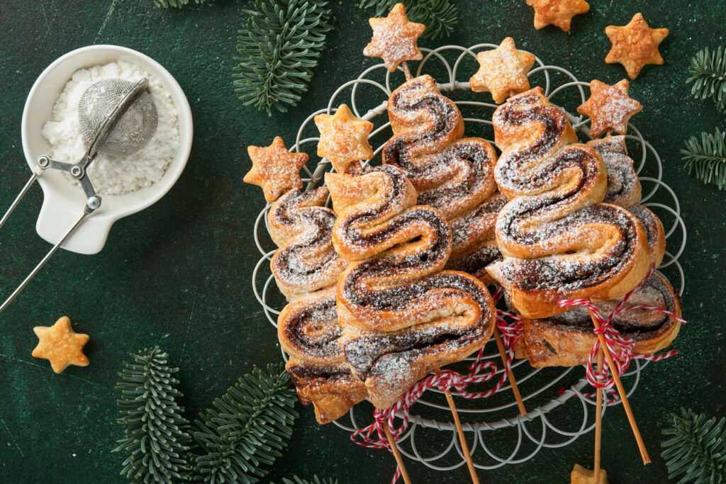 Blätterteig-Tannenbäume mit Schokoladenfüllung – Knusprige Weihnachtsbäumchen am Stiel