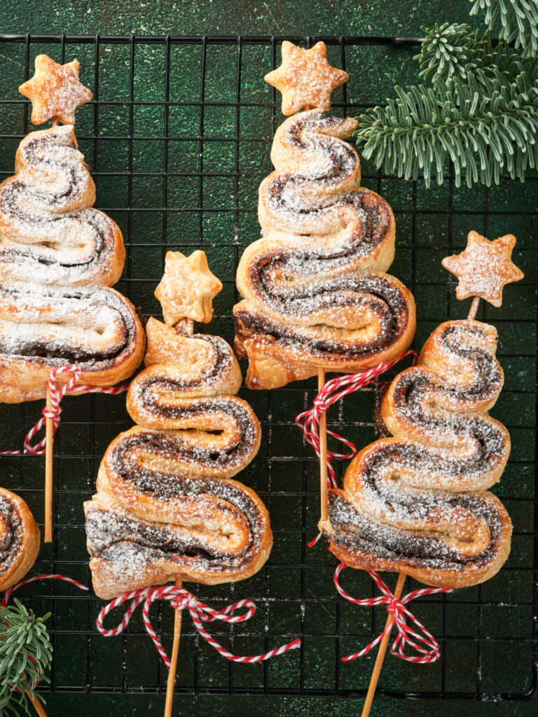 Blätterteig-Tannenbäume mit Schokoladenfüllung – Knusprige Weihnachtsbäumchen am Stiel
