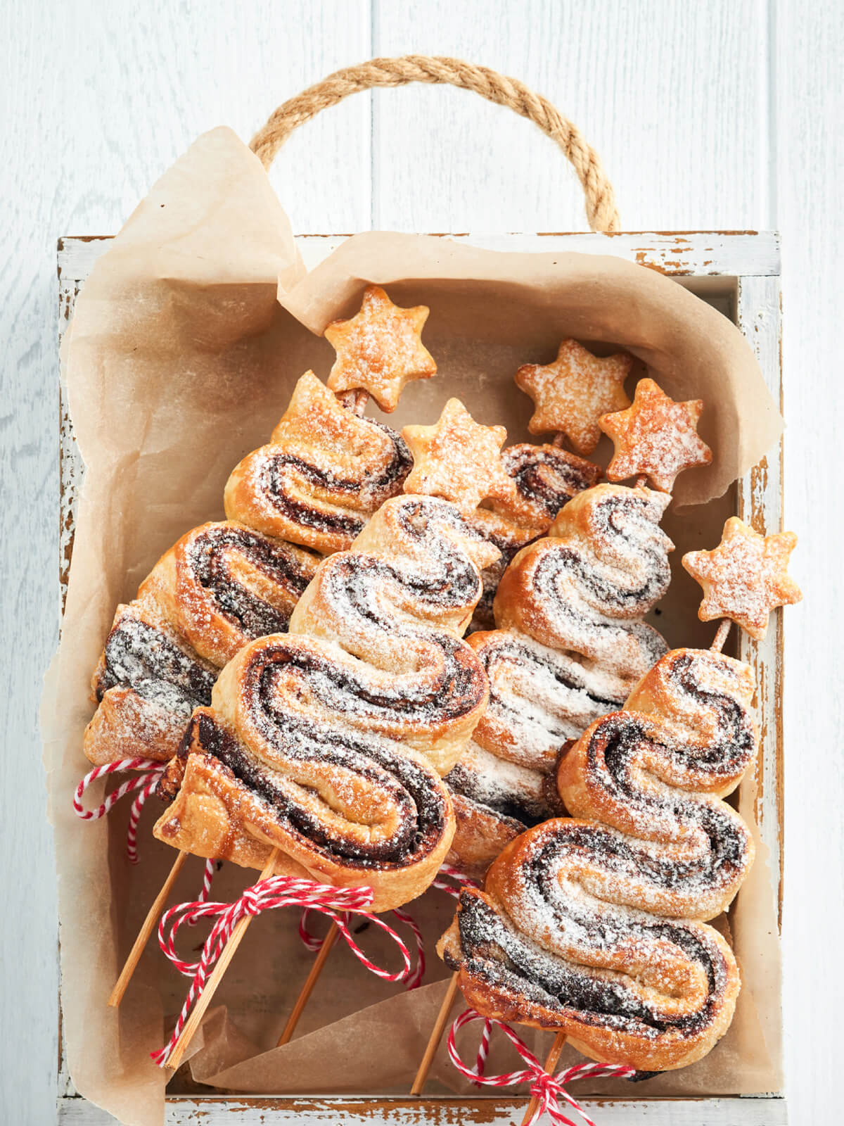 Blätterteig-Tannenbäume mit Schokoladenfüllung – Knusprige Weihnachtsbäumchen am Stiel