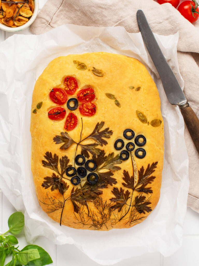 Blumen-Focaccia mit Tomaten und Oliven