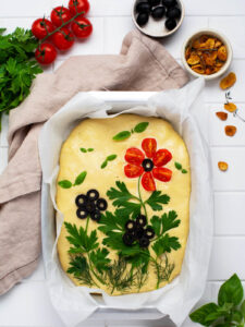 Blumen-Focaccia mit Tomaten und Oliven