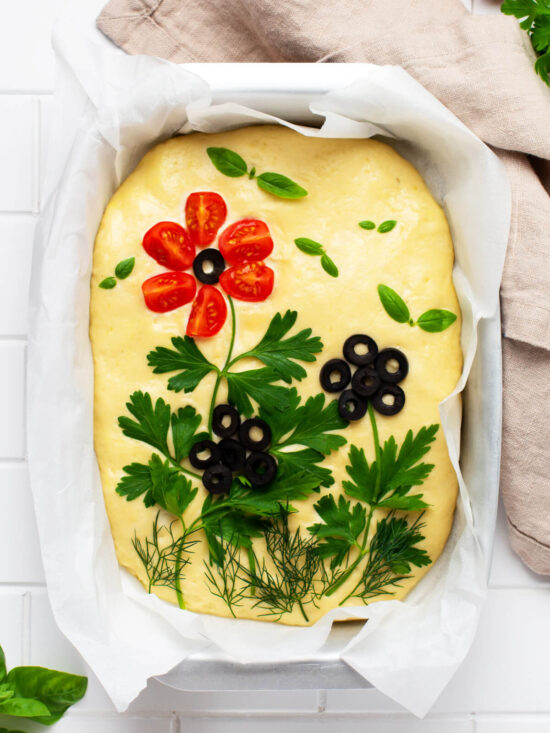 Blumen-Focaccia mit Tomaten und Oliven