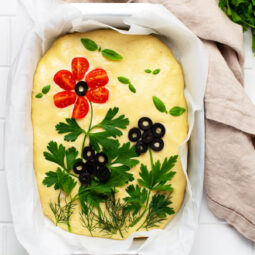 Blumen-Focaccia mit Tomaten und Oliven