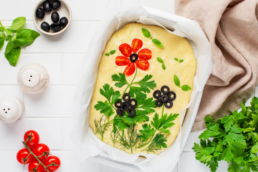Blumen-Focaccia mit Tomaten und Oliven