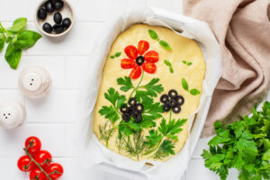 Blumen-Focaccia mit Tomaten und Oliven