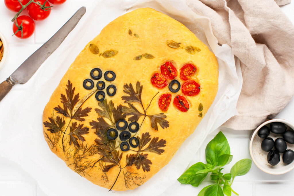 Blumen-Focaccia mit Tomaten und Oliven