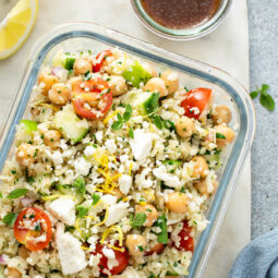 Blumenkohlreis-Salat mit Kichererbsen und Feta