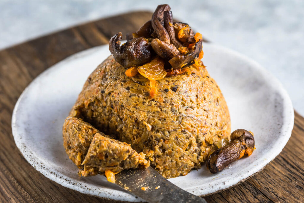 Vegetarische Bohnen-Pastete mit Pilzen auf Teller