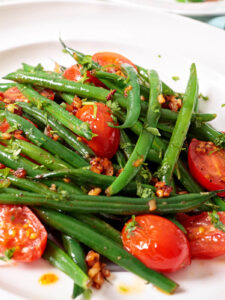 Warmer Grüne-Bohnen-Salat mit Kirschtomaten