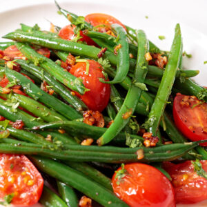 Grüne-Bohnen-Salat auf weißem Teller