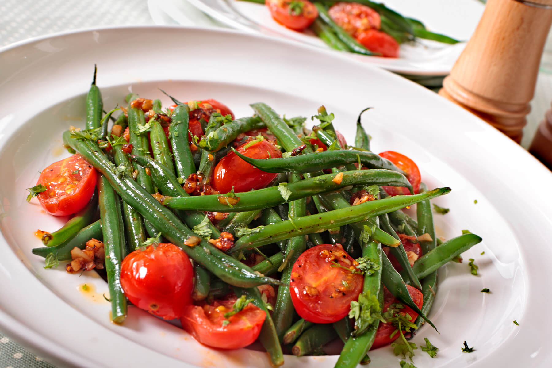 Grüne-Bohnen-Salat angerichtet