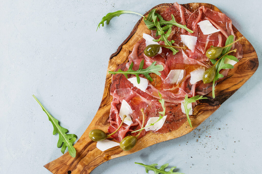 Bresaola-Carpaccio mit Kapernäpfeln und Rucola