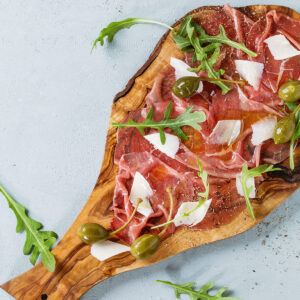 Bresaola-Carpaccio mit Kapernäpfeln und Rucola
