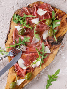 Bresaola-Carpaccio mit Kapernäpfeln und Rucola