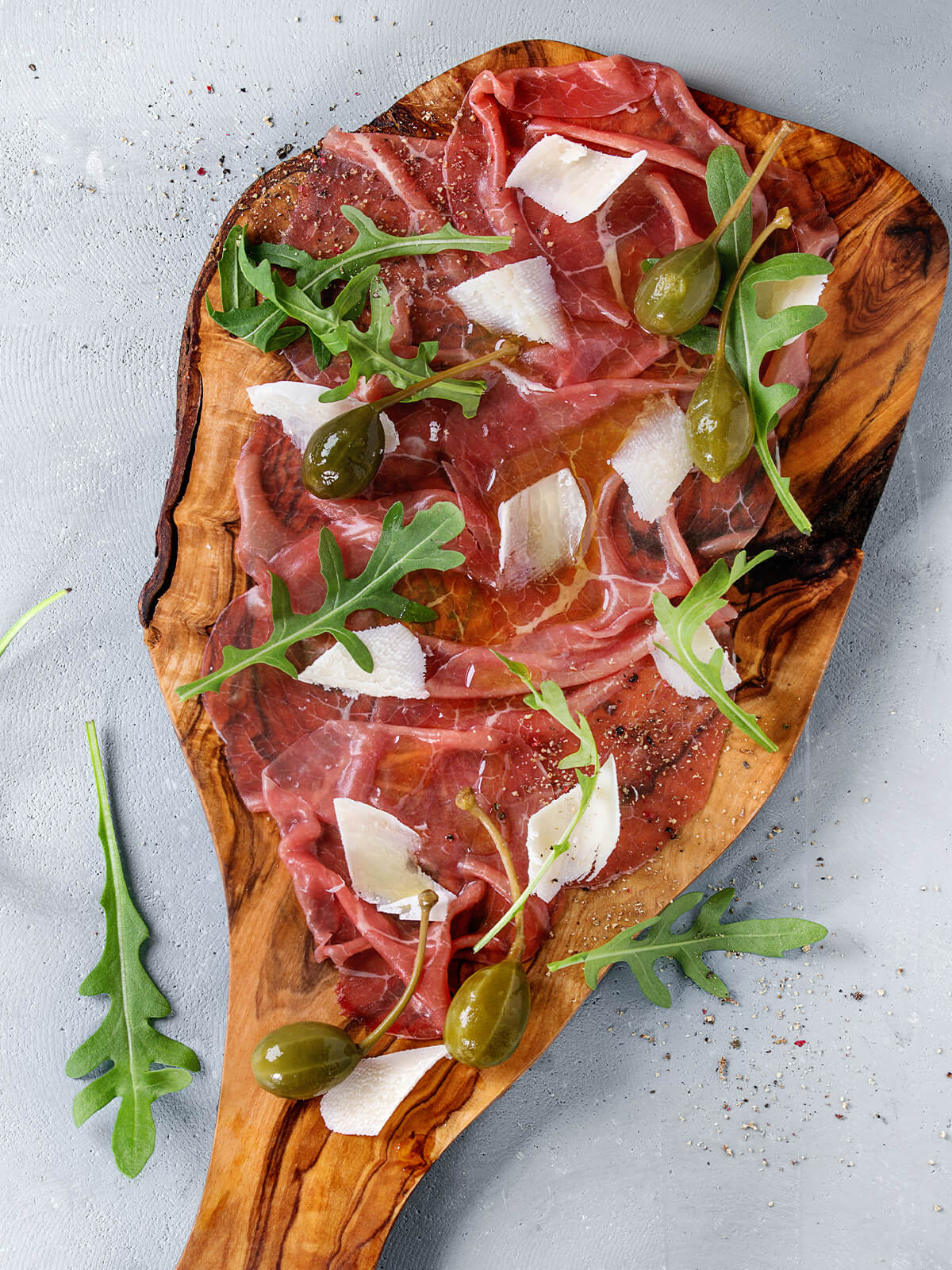 Bresaola-Carpaccio mit Kapernäpfeln, Rucola und Parmesan aus Valtellina