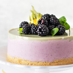 Brombeer-Matcha-Cheesecake mit Brombeeren und Minze