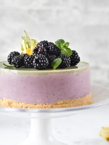 Brombeer-Matcha-Cheesecake ohne Backen