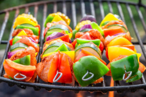 Bunte Grillspieße mit Rindfleisch und Gemüse