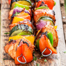 Bunte Grillspieße mit Rindfleisch und Gemüse