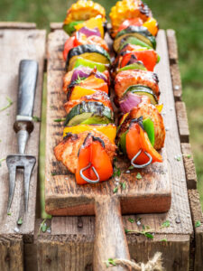 Bunte Grillspieße mit Rindfleisch und Gemüse