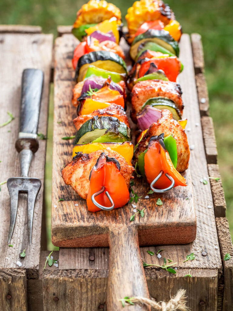Bunte Grillspieße mit Rindfleisch und Gemüse