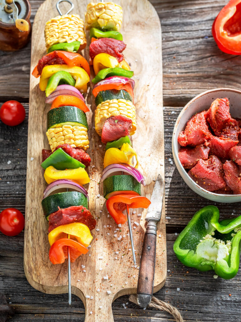 Bunte Grillspieße mit Rindfleisch und Gemüse
