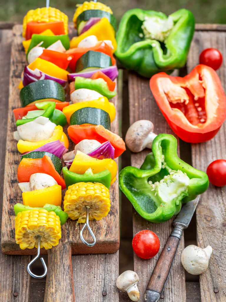 Bunte Grillspieße mit Rindfleisch und Gemüse