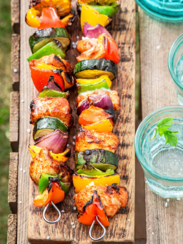 Bunte Grillspieße mit Rindfleisch und Gemüse