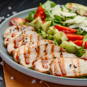Hähnchen-Avocado-Bowl mit Balsamico und Parmesan